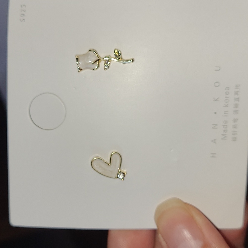 White Roses Earrings 🦋 - Picture 3 of 5